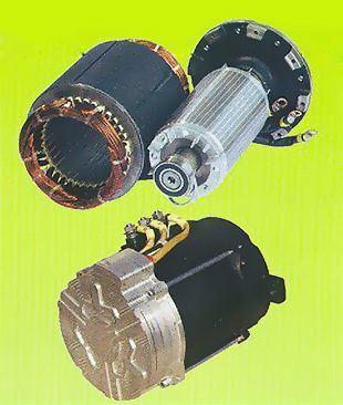 Un par de motores están colocados uno encima del otro sobre un fondo verde.