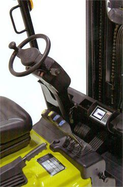 Una carretilla elevadora amarilla con asiento y volante negros.