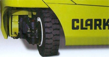 Una carretilla elevadora Clark amarilla con un neumático negro.