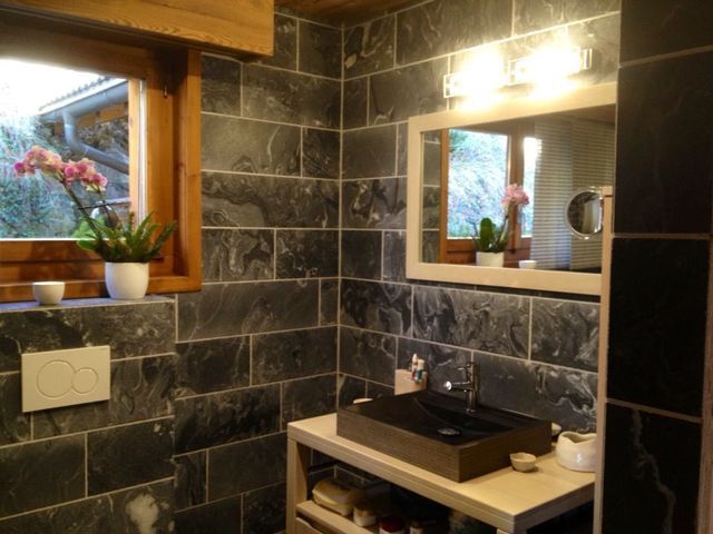 murs de salle de bain en pierre naturelle