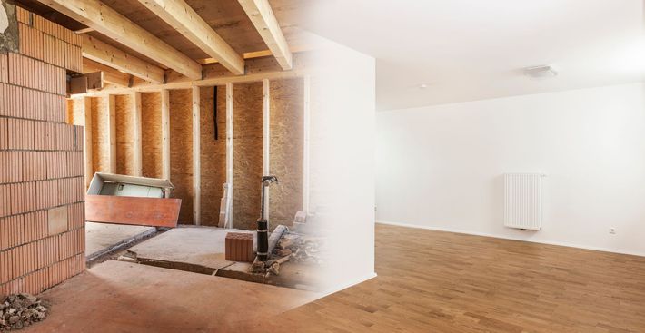Une pièce à moitié finie, montrant la construction, et à moitié finie avec des planchers en bois et des murs blancs.