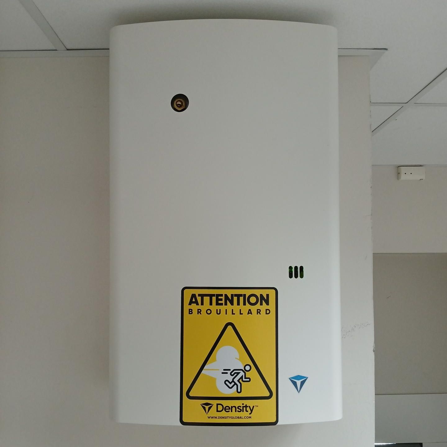 Générateur de brouillard dans une pièce blanche