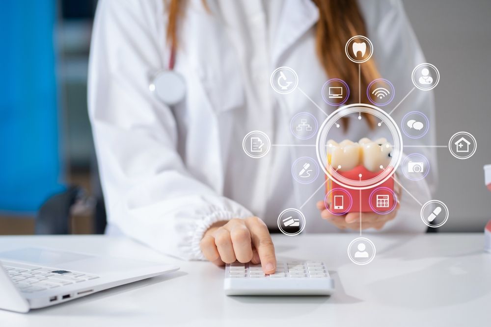 Médico utilizando un ordenador portátil y un teclado con una interfaz de salud digital sobre la ilustración de un paciente.