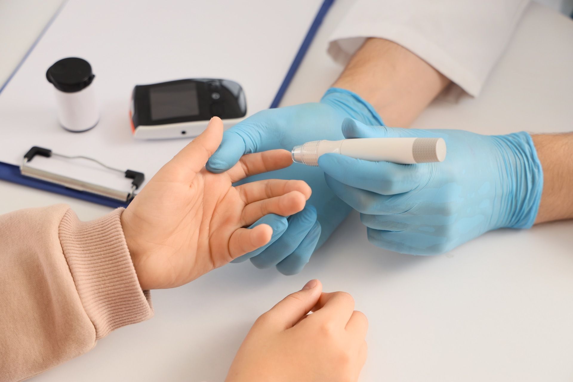 Eine Person wird von einem Arzt auf Diabetes getestet.