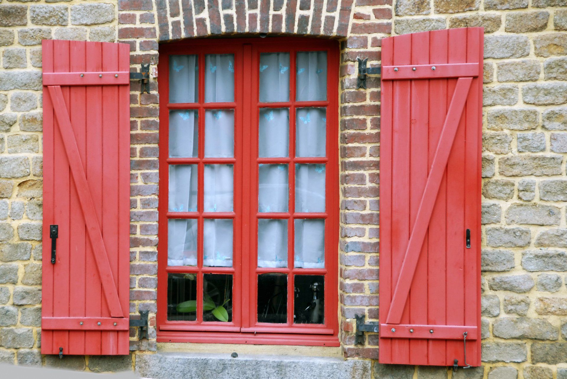 Volets en bois peint