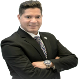 Un hombre con traje y corbata con los brazos cruzados