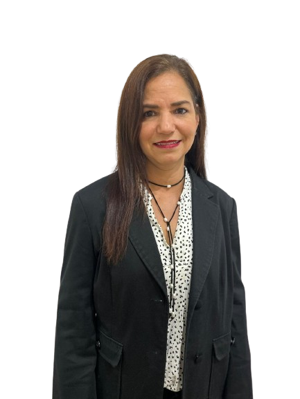 Una mujer con una chaqueta negra y una camisa de lunares blancos está parada frente a un fondo blanco.