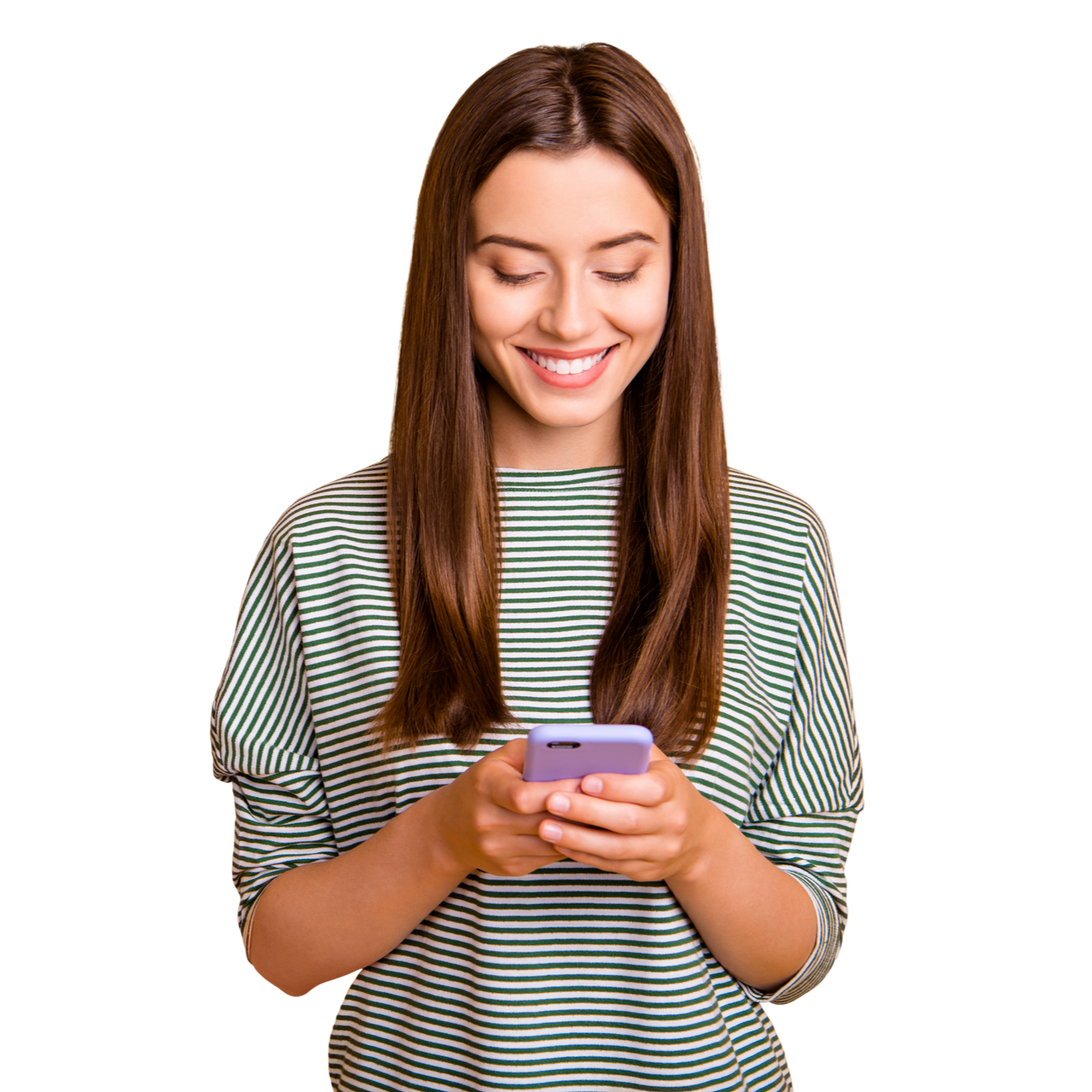 Femme en chemise rayée souriante, regardant un smartphone.