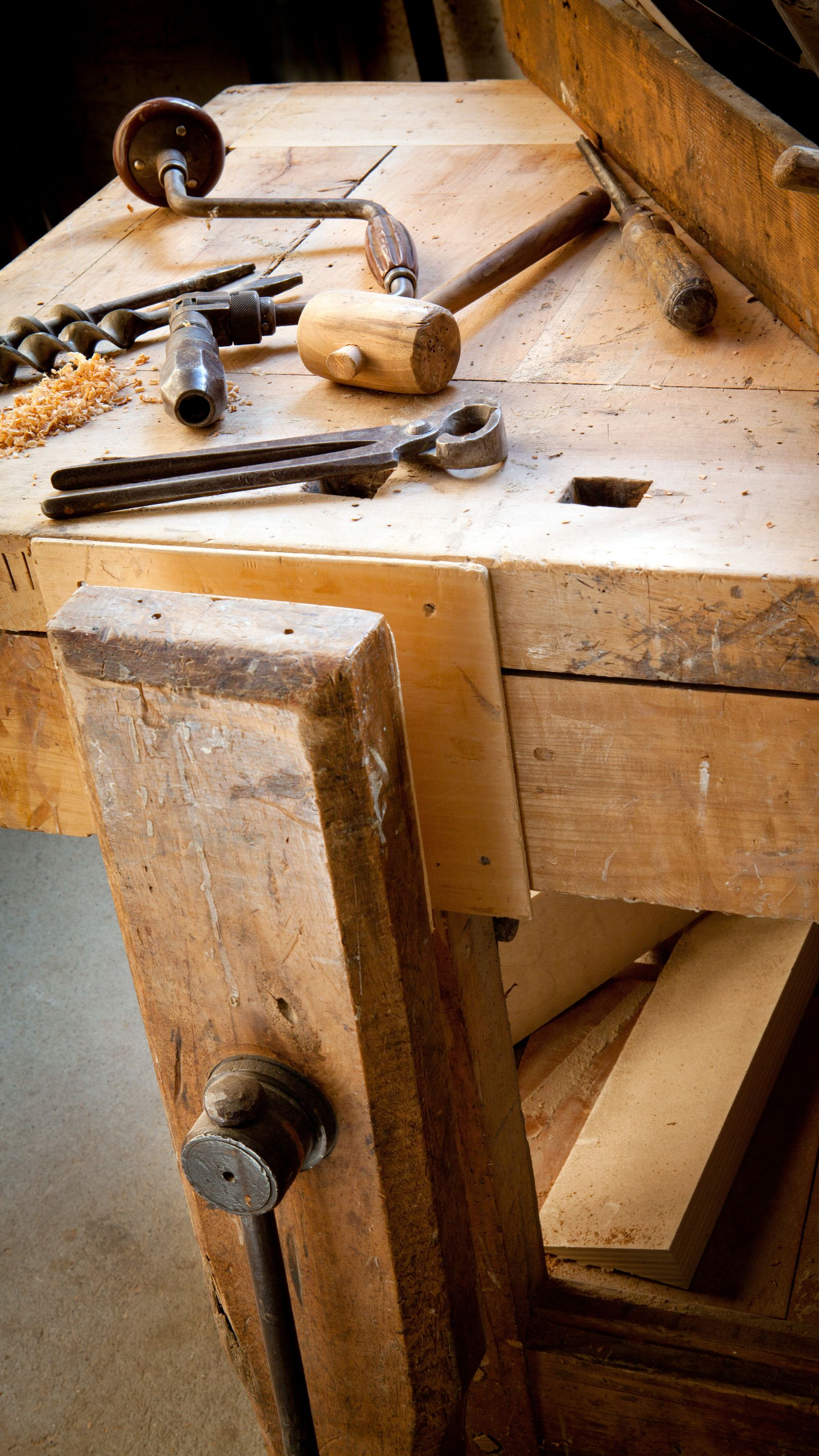 Établi en bois avec divers outils de menuiserie.