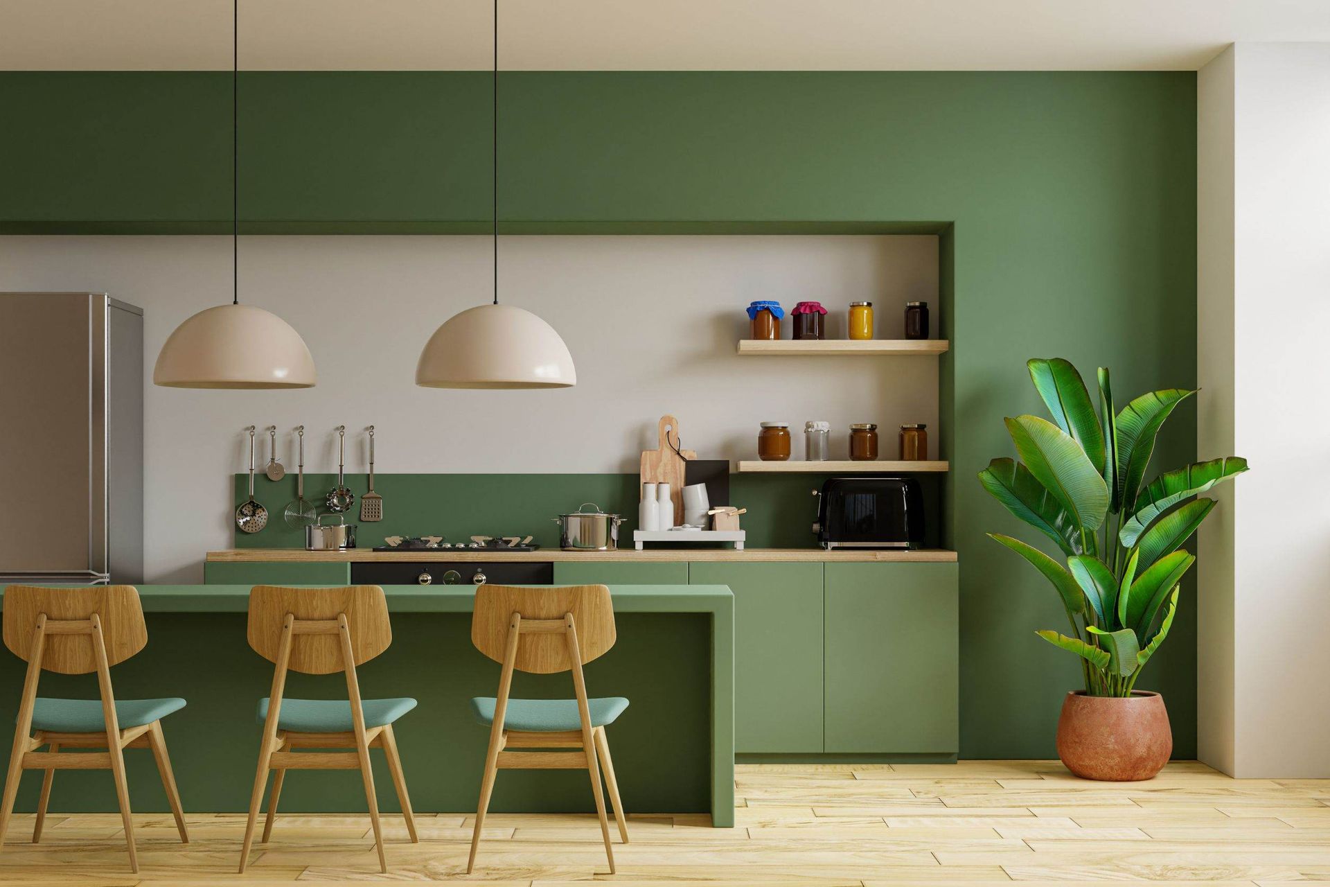 Una cocina con gabinetes verdes, sillas de madera, un refrigerador y una planta.