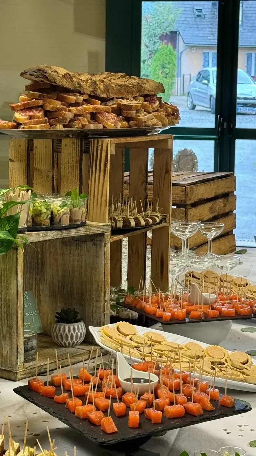 Buffet de desserts rustique, avec des pâtisseries orange et crème disposées sur des plateaux.