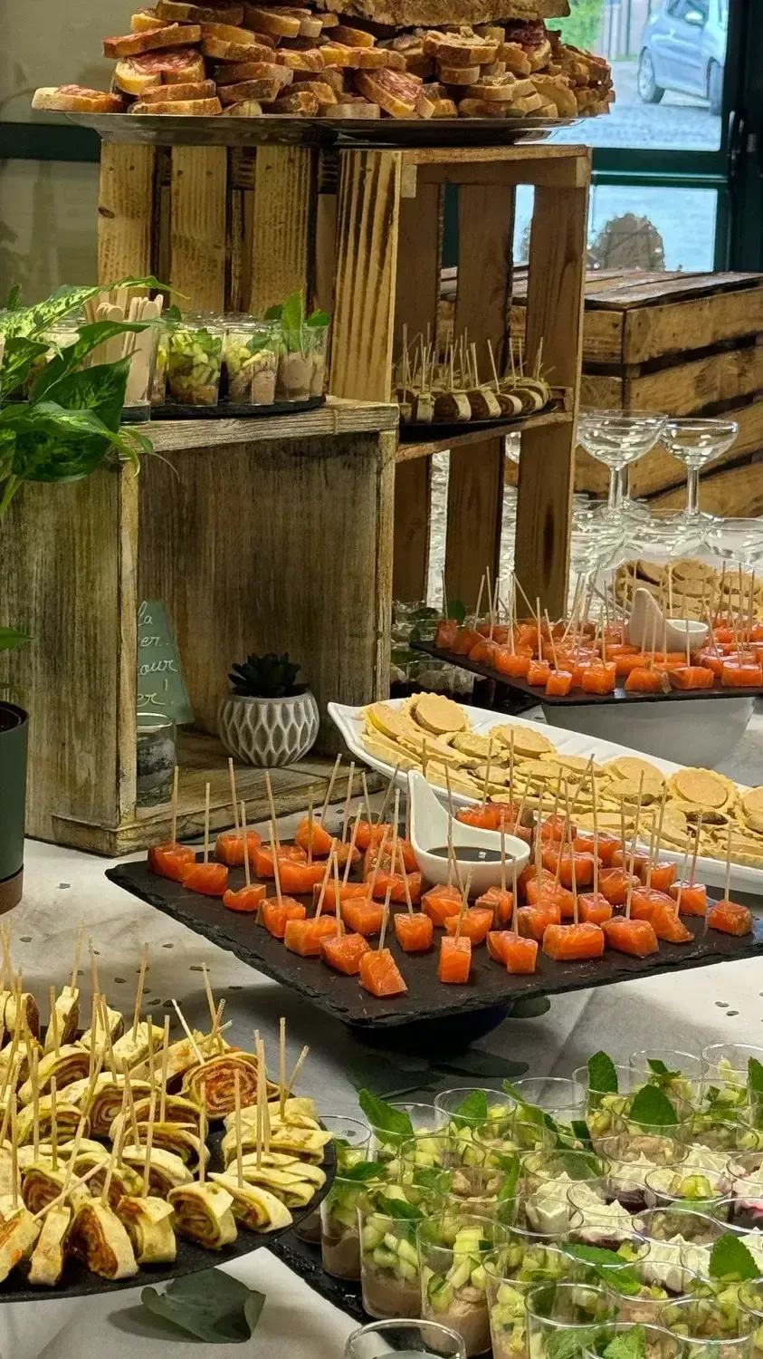 Buffet avec un assortiment d’amuse-bouches, notamment des brochettes, des feuilletés et des verrines.