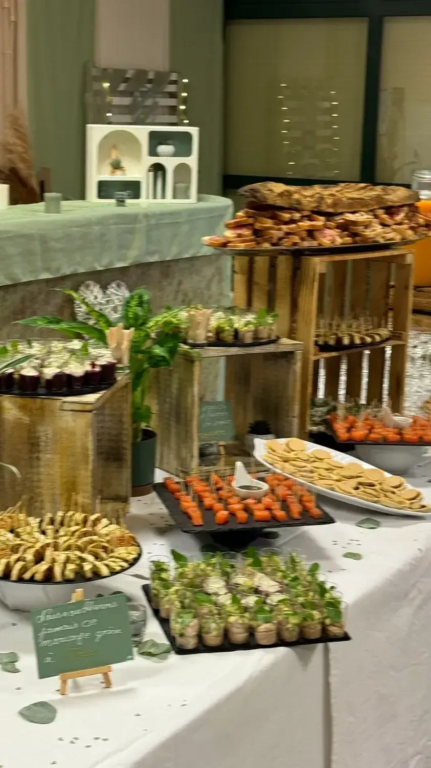 Buffet de desserts avec des pâtisseries, des tartes aux fruits et des biscuits.