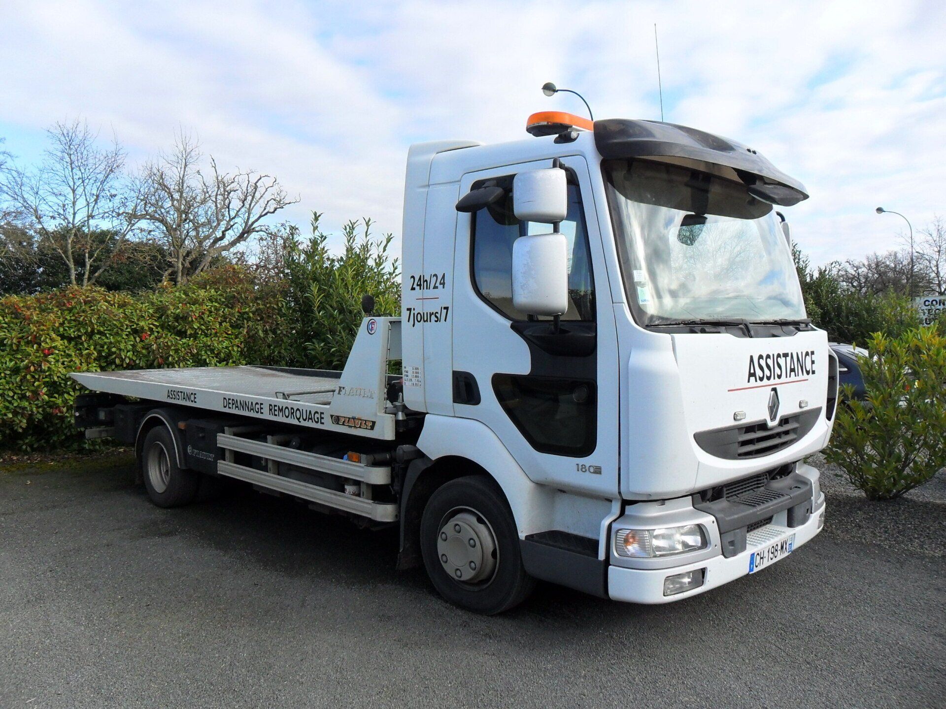 Véhicule de remorquage du garage