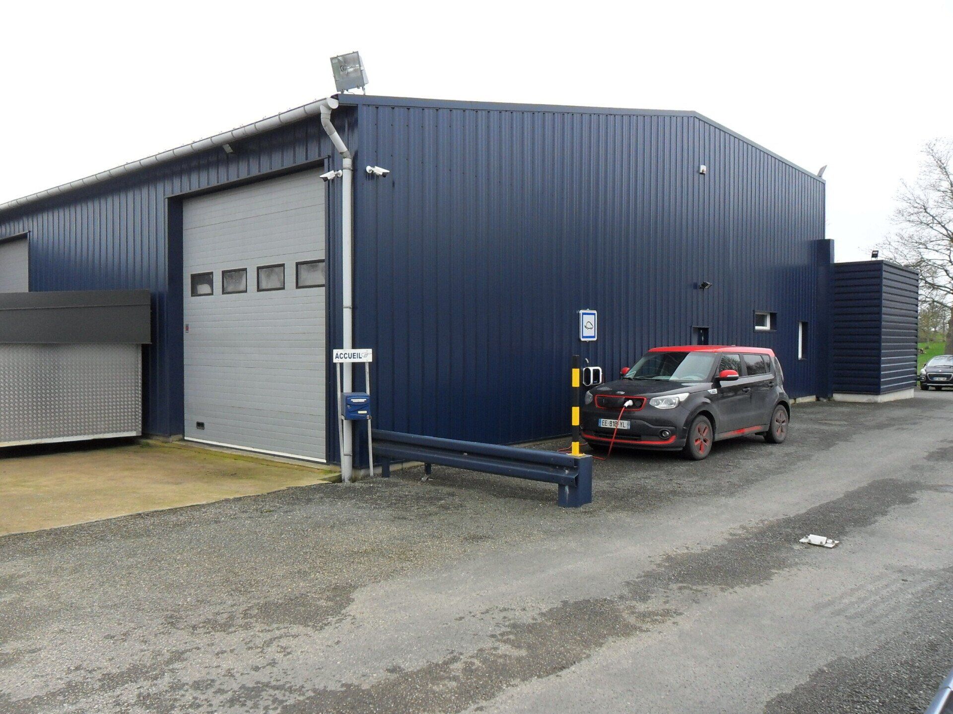 Vue éloignée sur la borne de recharge électrique du garage