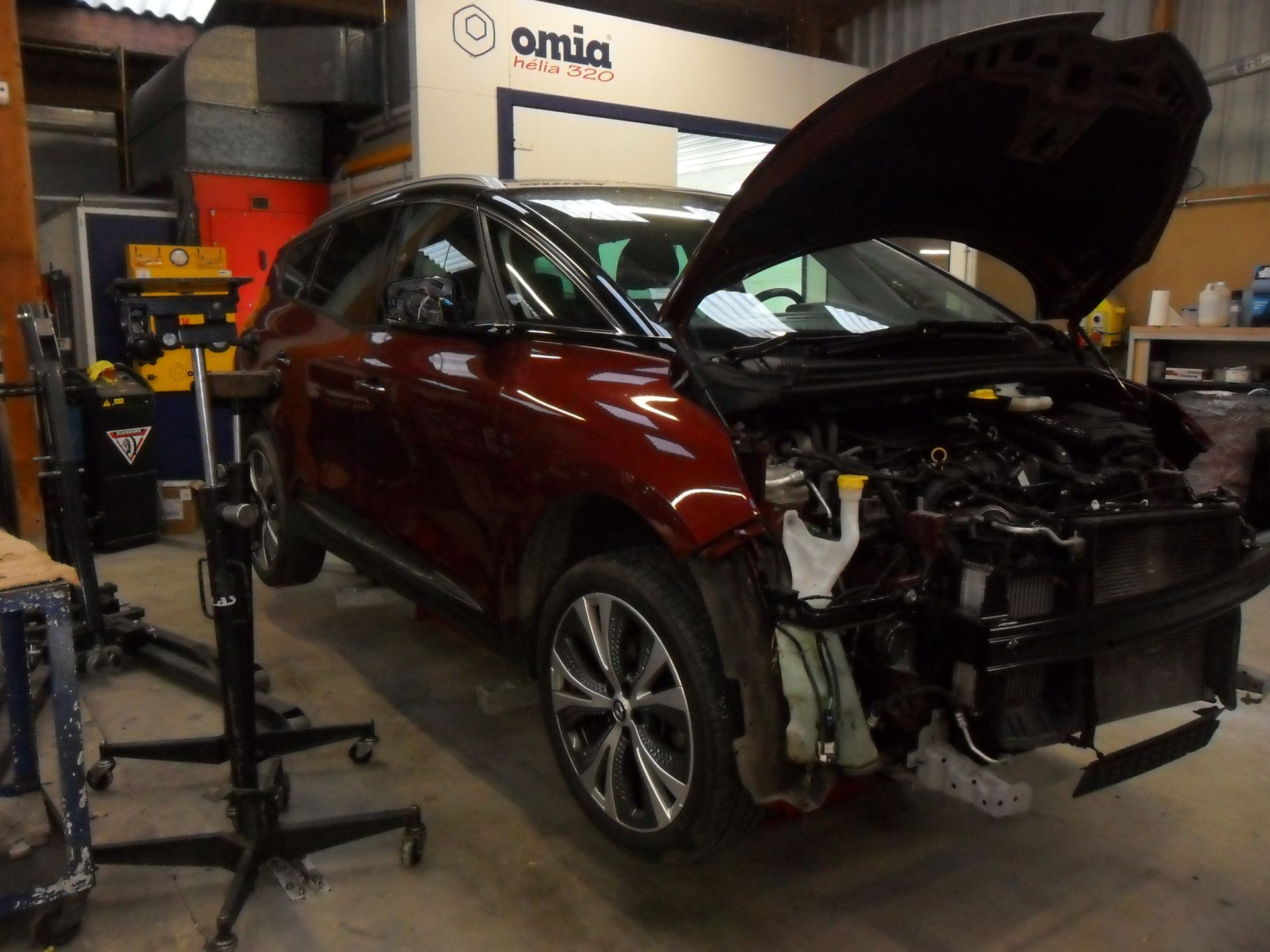 Intervention sur véhicule rouge bordeau