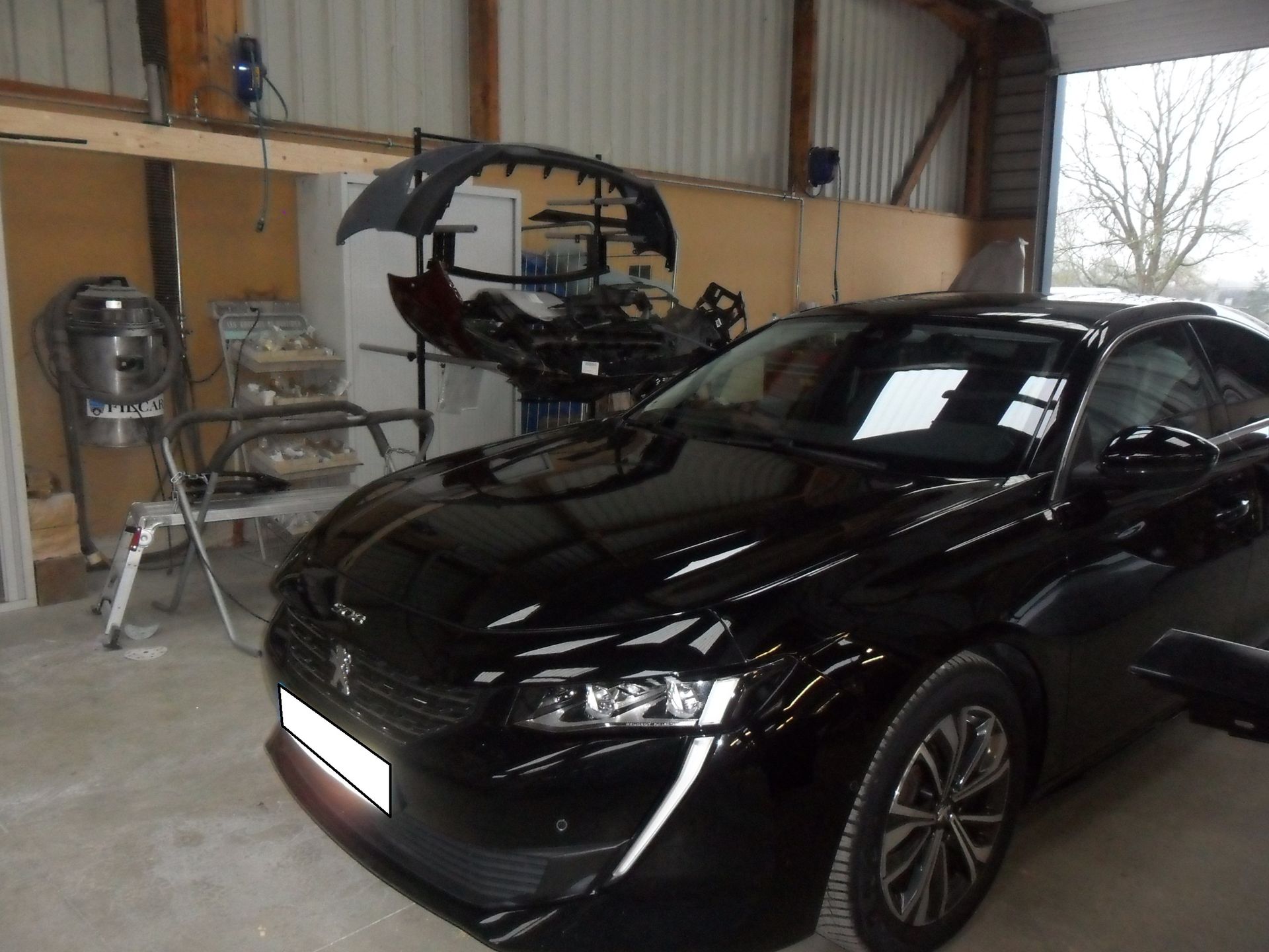 Véhicule peugeot noir