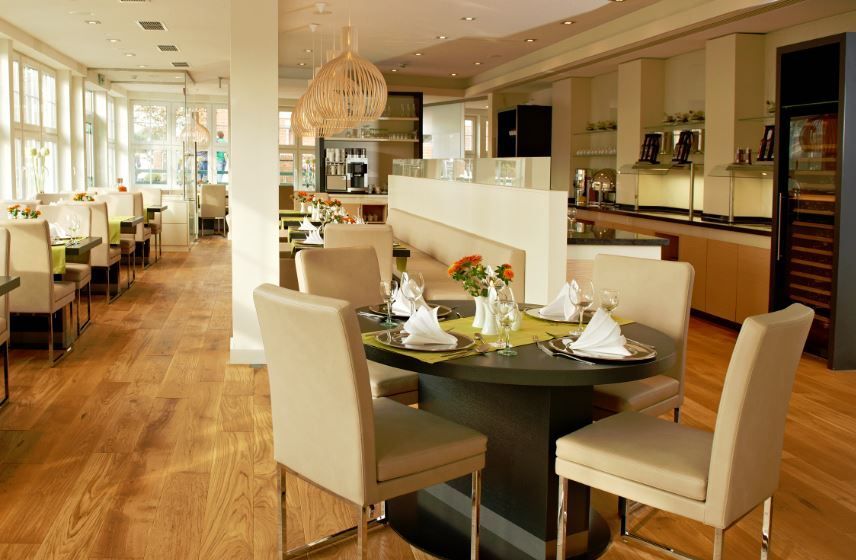 Wurstplatte mit farbenfrohen Speisen: Käse, Fleisch, Oliven, Tomaten und Cracker.