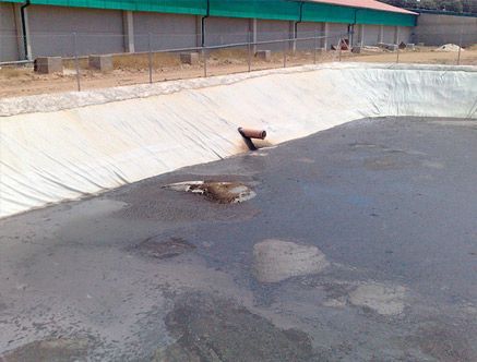 Una gran piscina de hormigón con una tubería en el medio.