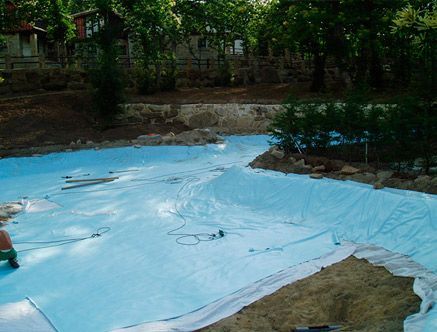 Una gran lona azul cubre un gran cuerpo de agua.