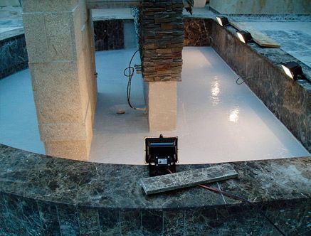 Una luz está sentada en el borde de una piscina.