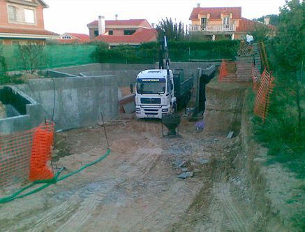 Un camión blanco está estacionado en un camino de tierra.