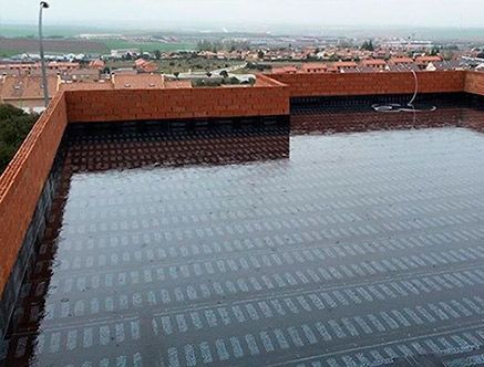 Un gran techo con mucha agua encima