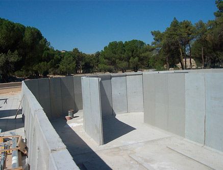 Un muro de hormigón con un cielo azul al fondo.