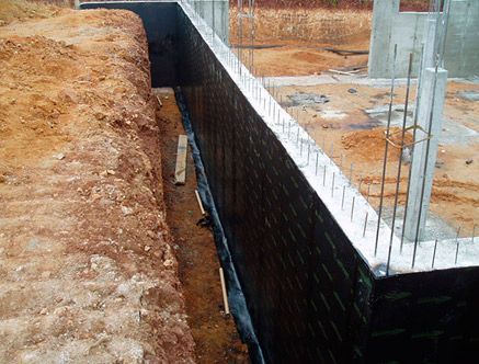 Se está construyendo un muro de hormigón en una obra en construcción.