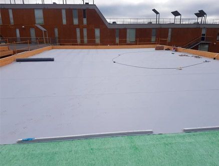 Se está instalando un techo blanco en la parte superior de un edificio.