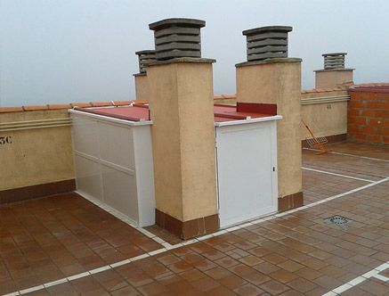 Un tejado con algunas chimeneas.