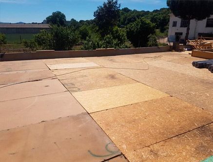 Un techo con muchas tablas de madera encima