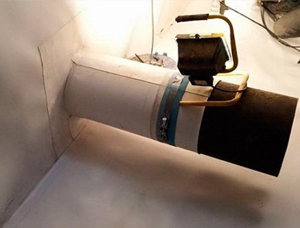 Una tubería grande está en el suelo al lado de una luz.