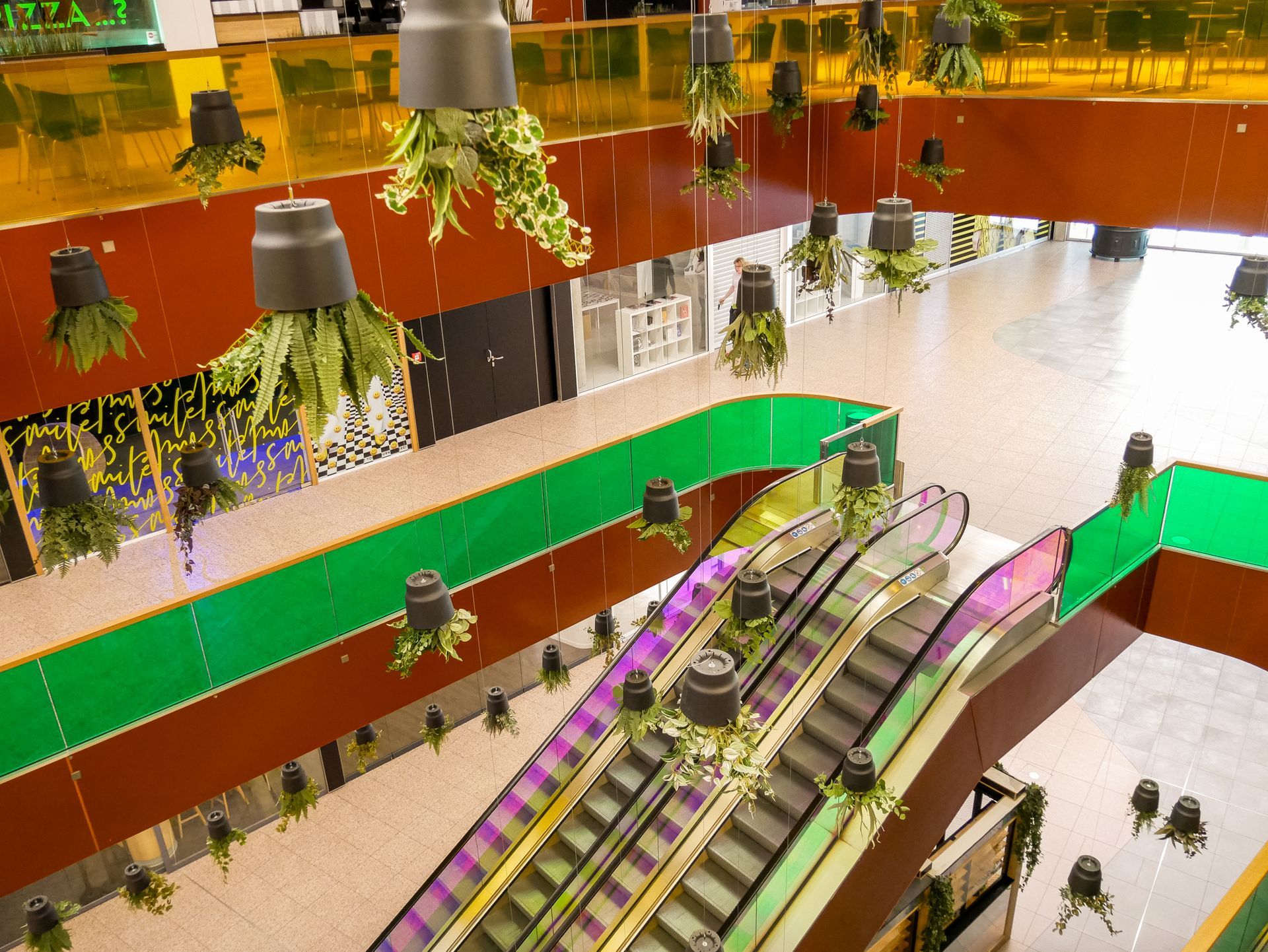 Einkaufspassage mit Hängepflanzen