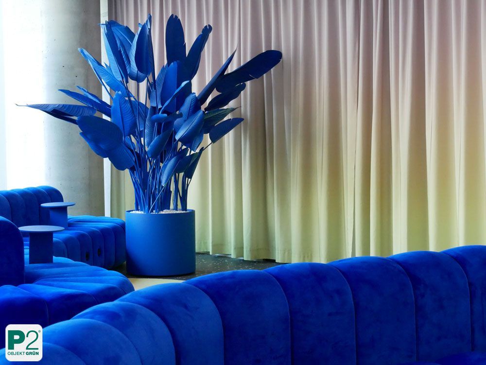 Tropische Blätter in lebhaftem Blau.