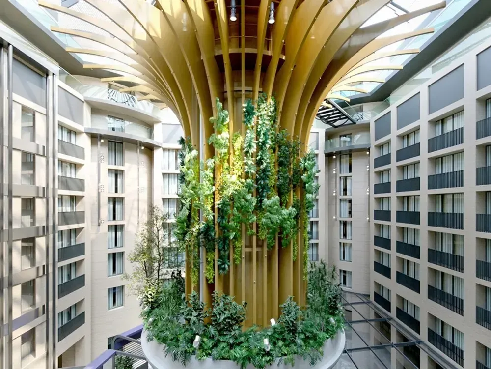 Moderne Hotel-Lobby mit Pflanzen und Holzdekor.