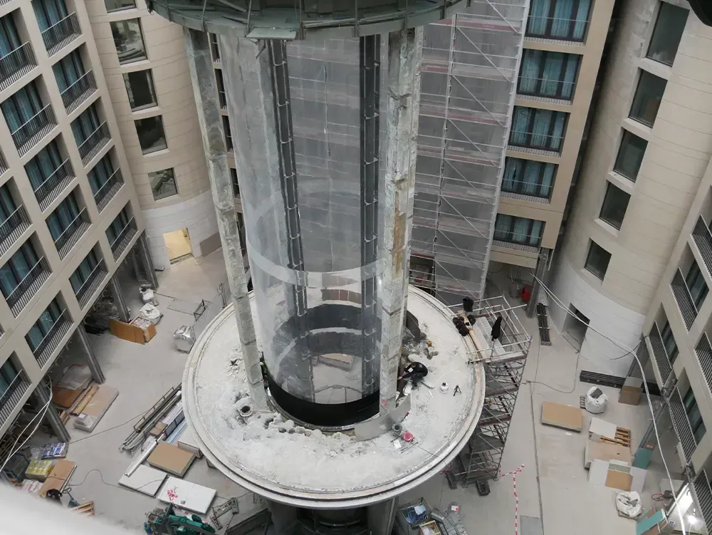 Baustelle eines gläsernen Aufzugs in einem modernen Gebäude