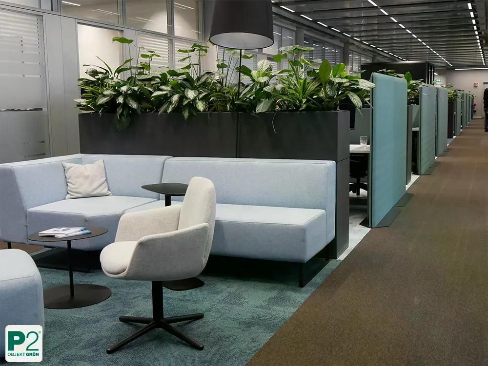 Eine lebendige Präsentation von Kunstblumen und -pflanzen.