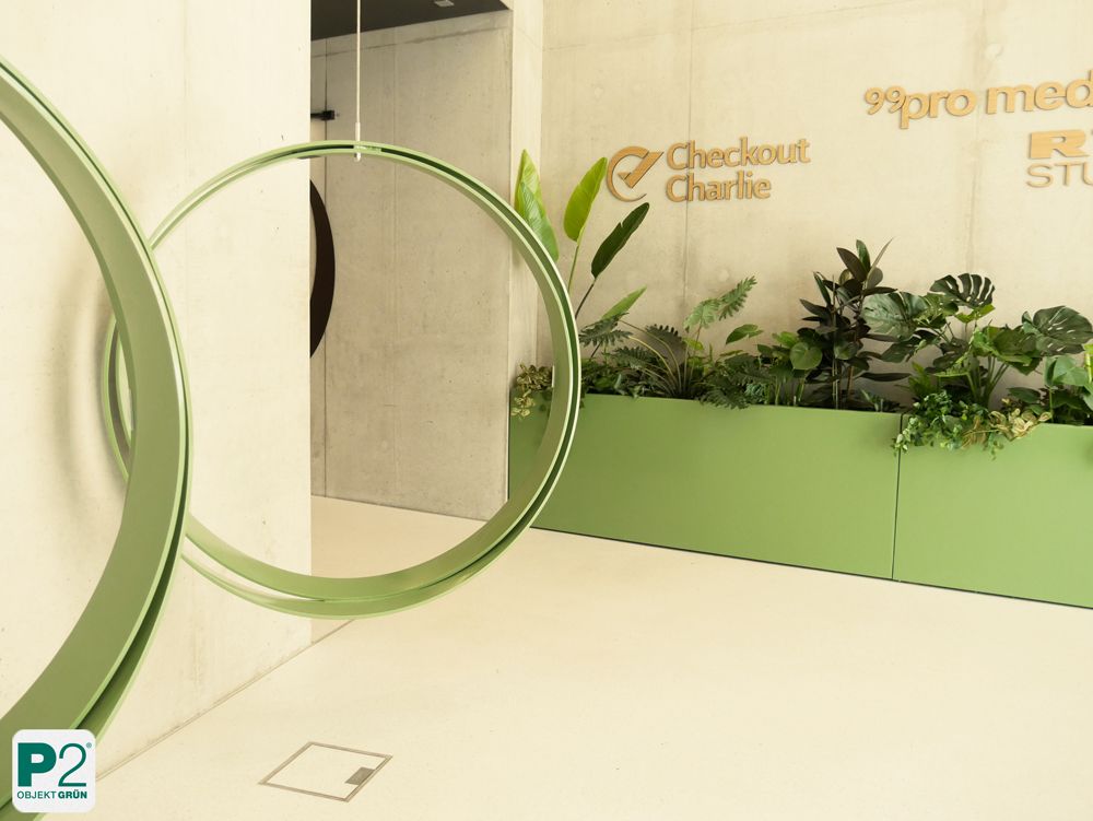 Begrünte Wand mit Pflanzen in einem modernen Büro