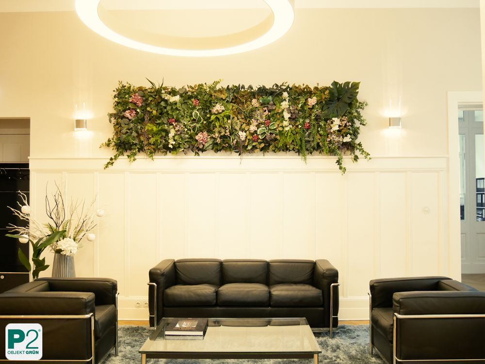 Pflanzenwand in einem hellen Raum mit schwarten Möbeln