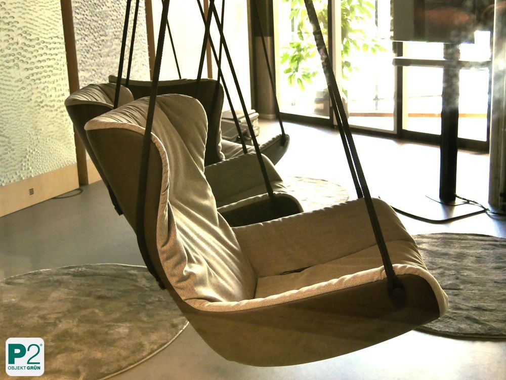 Moderner Hängesessel in einem stilvollen Raum.