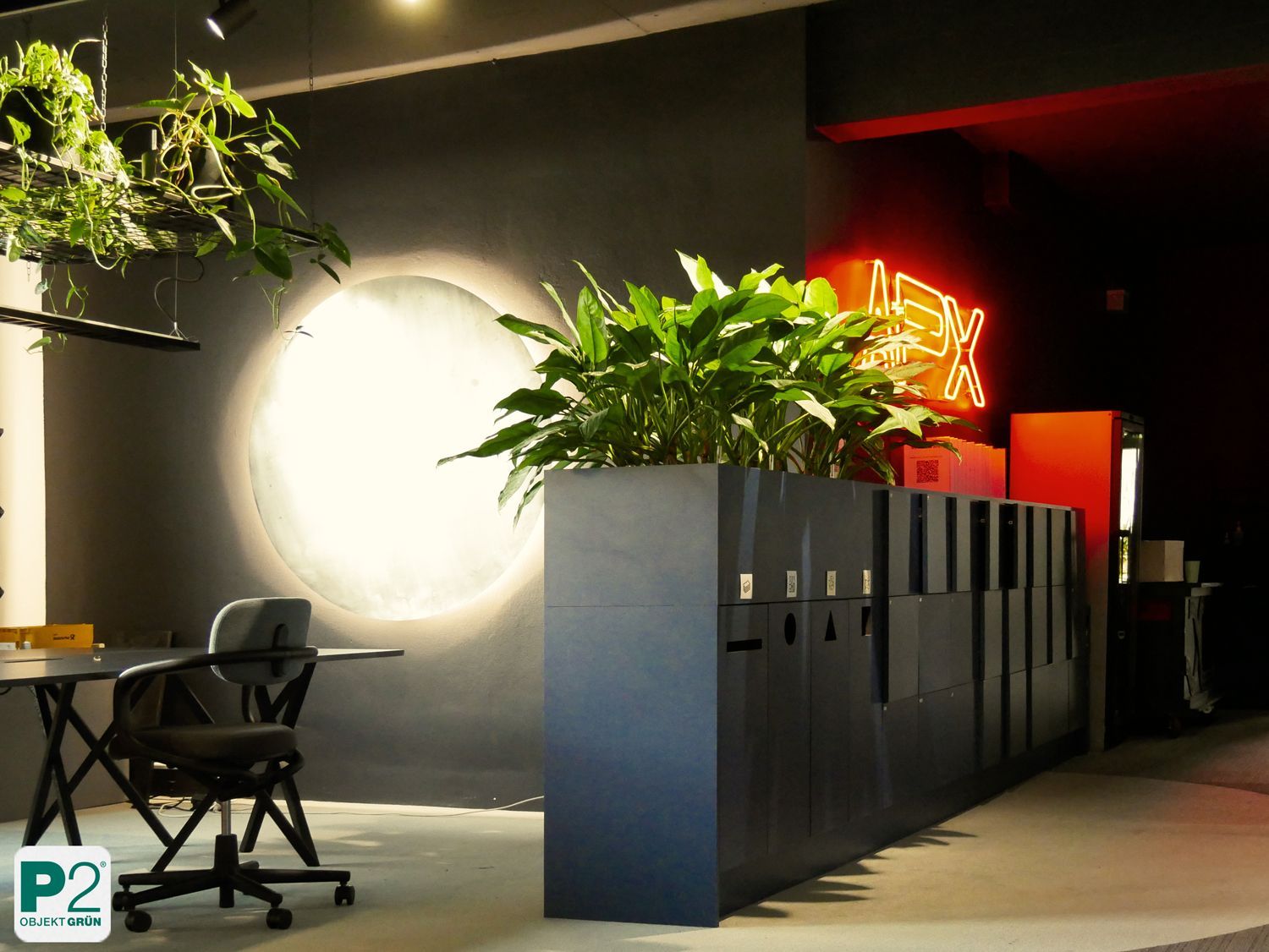 Modernes Büro mit Pflanzen und neonfarbener Beleuchtung.