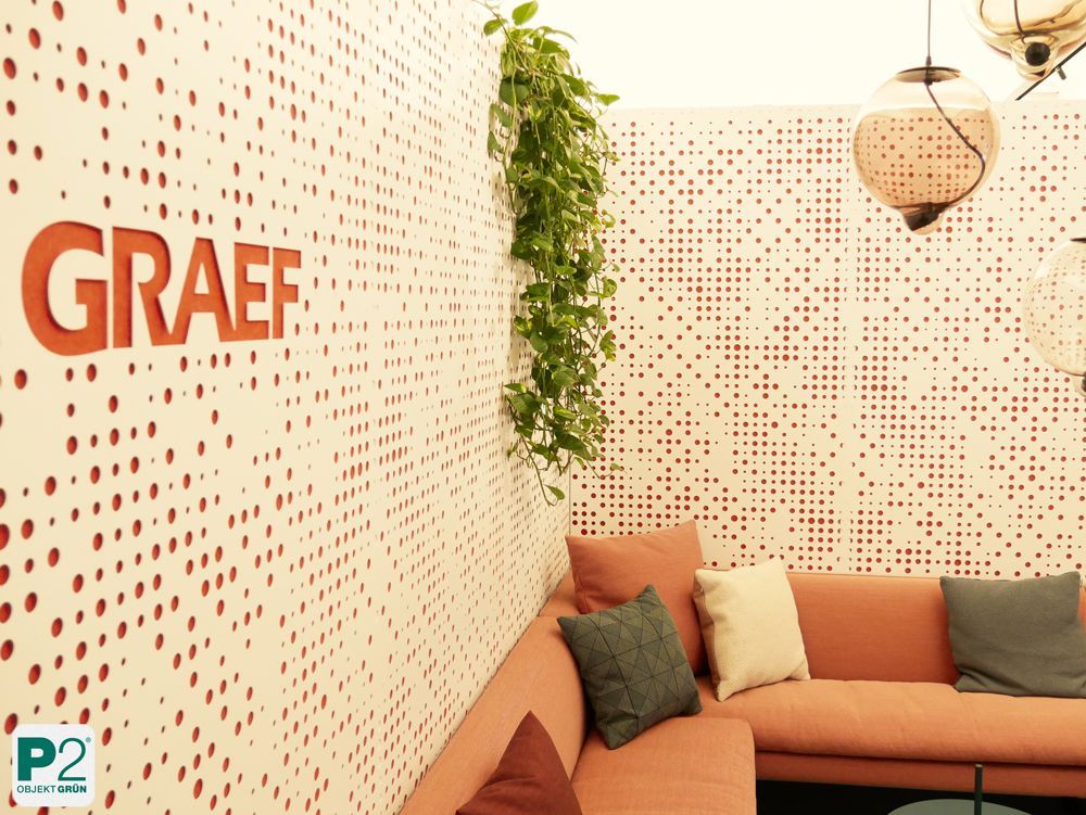 Moderne Wandgestaltung mit Graef-Logo und Pflanzen.