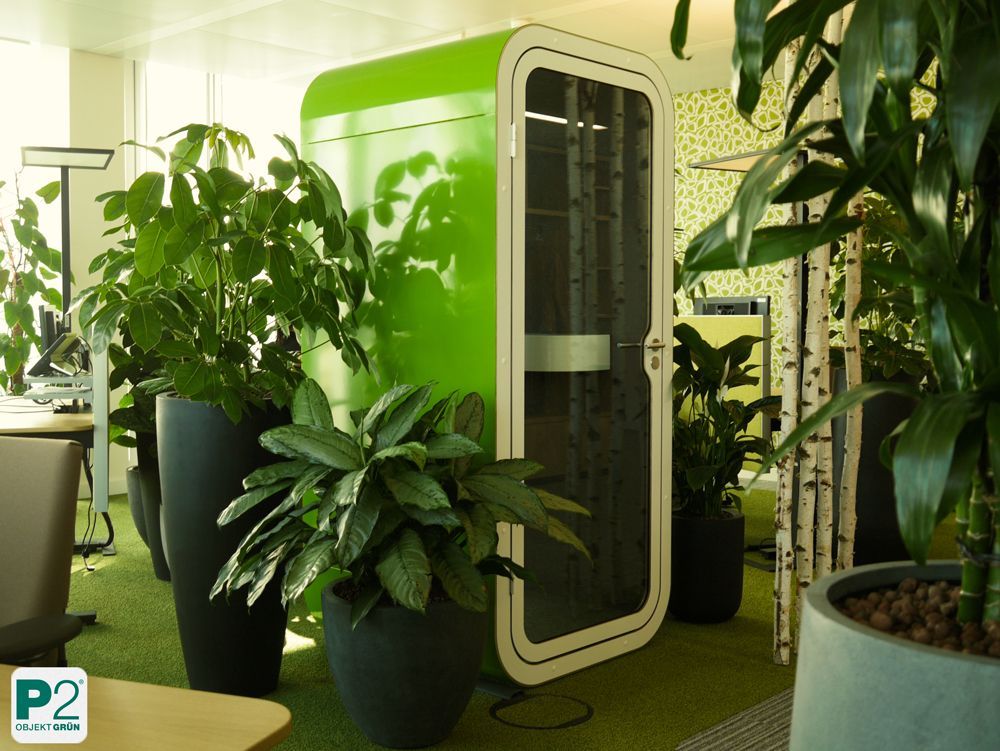 Grünes Büro mit Pflanzen und modernen Töpfen.