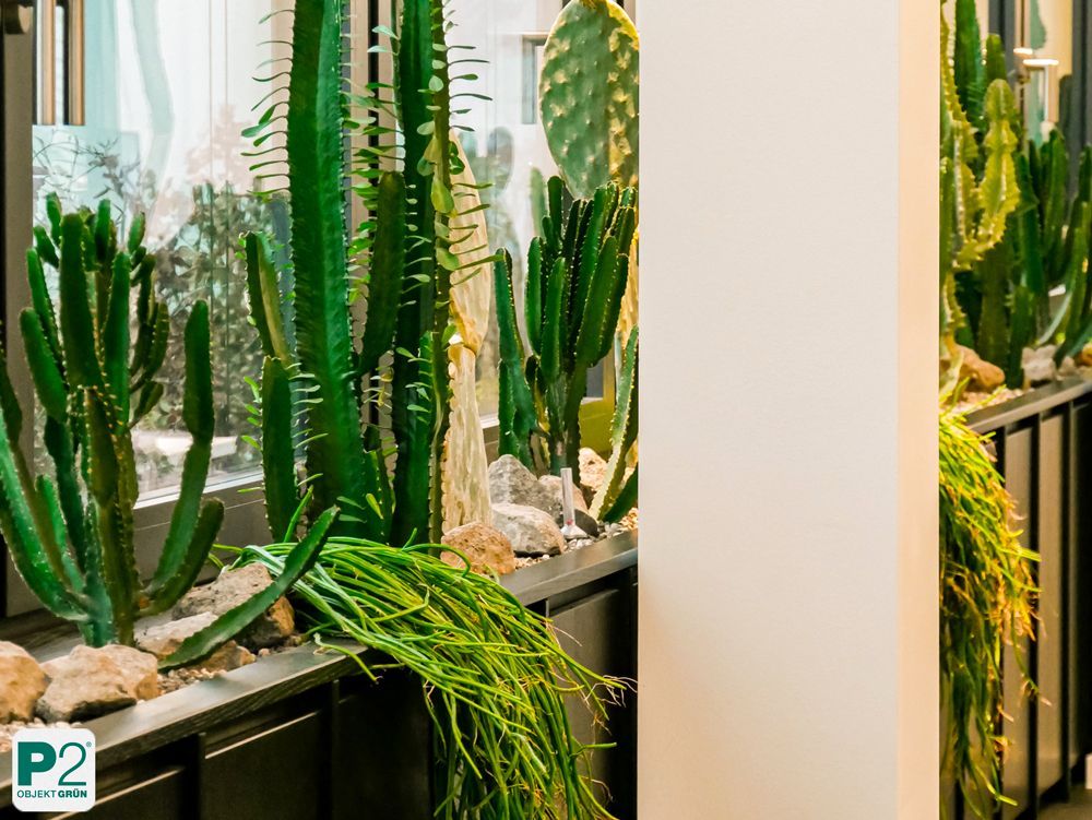 Innenansicht mit grünen Pflanzen in einem modernen Raum