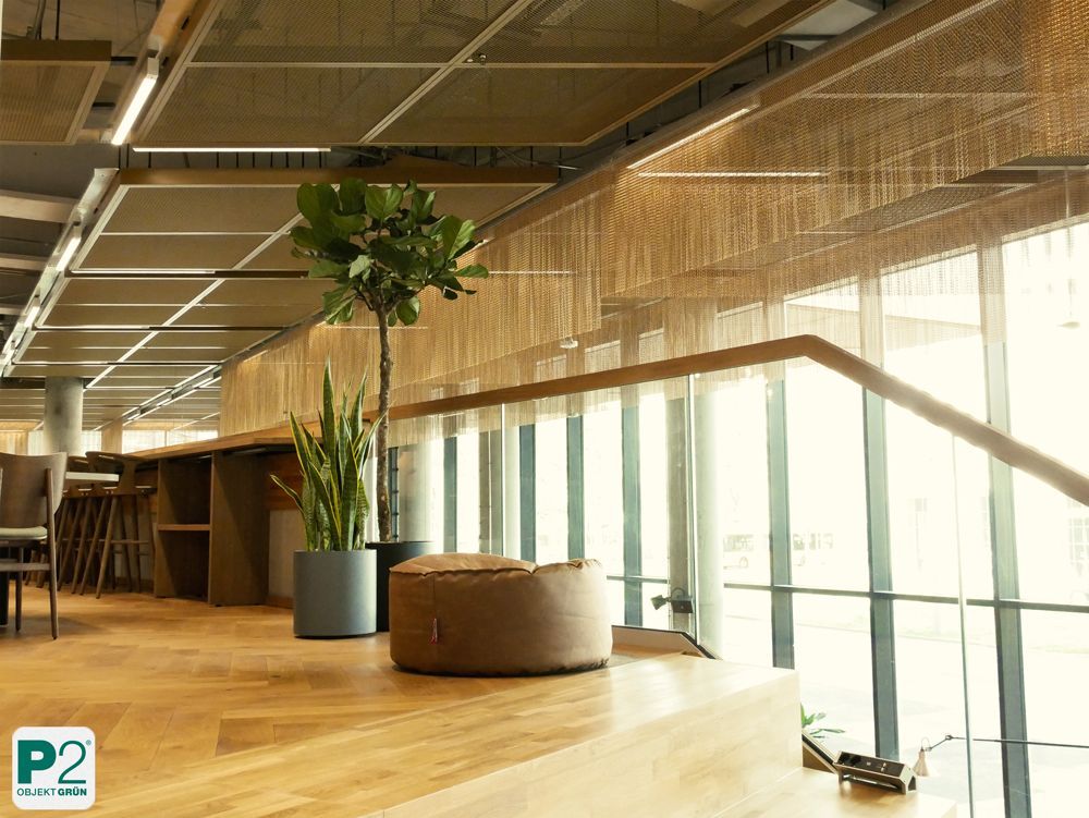 Innenraum mit modernem Stuhl und üppiger Pflanze.