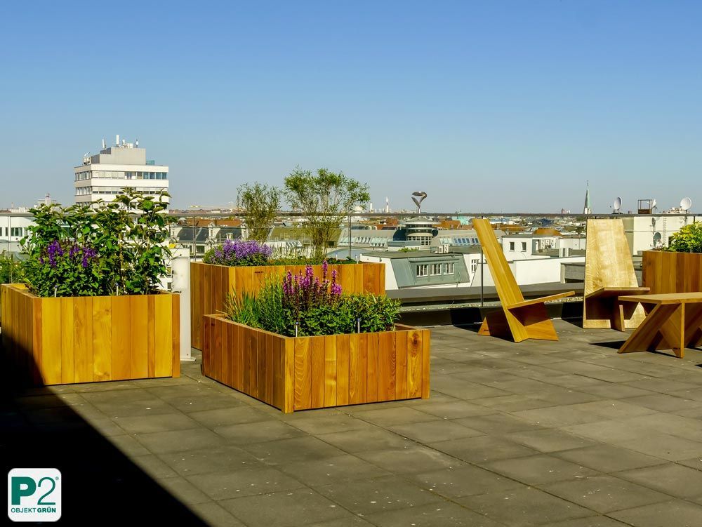 Sonnenterrasse mit Holzmöbeln und Pflanzen