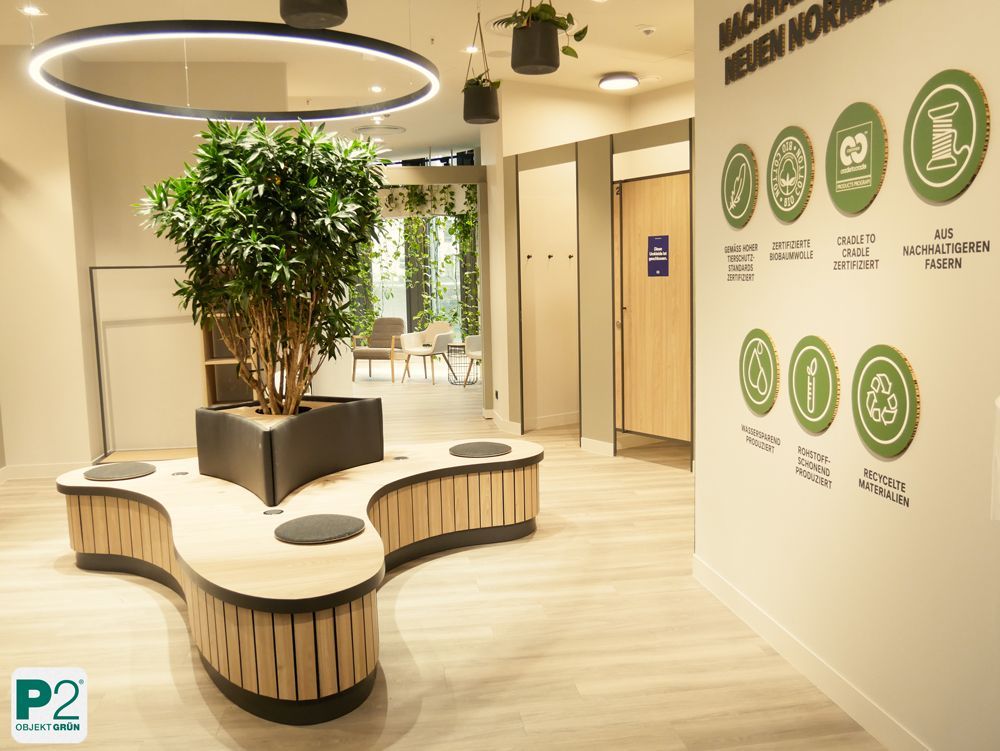 Modernes Innenraumdesign mit Pflanzen und nachhaltigen Materialien.