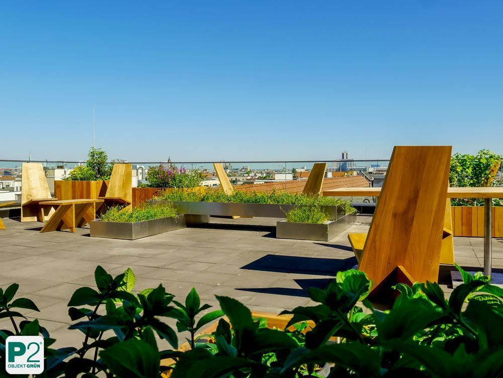 Sonnenterrasse mit Holzmöbeln und Pflanzen