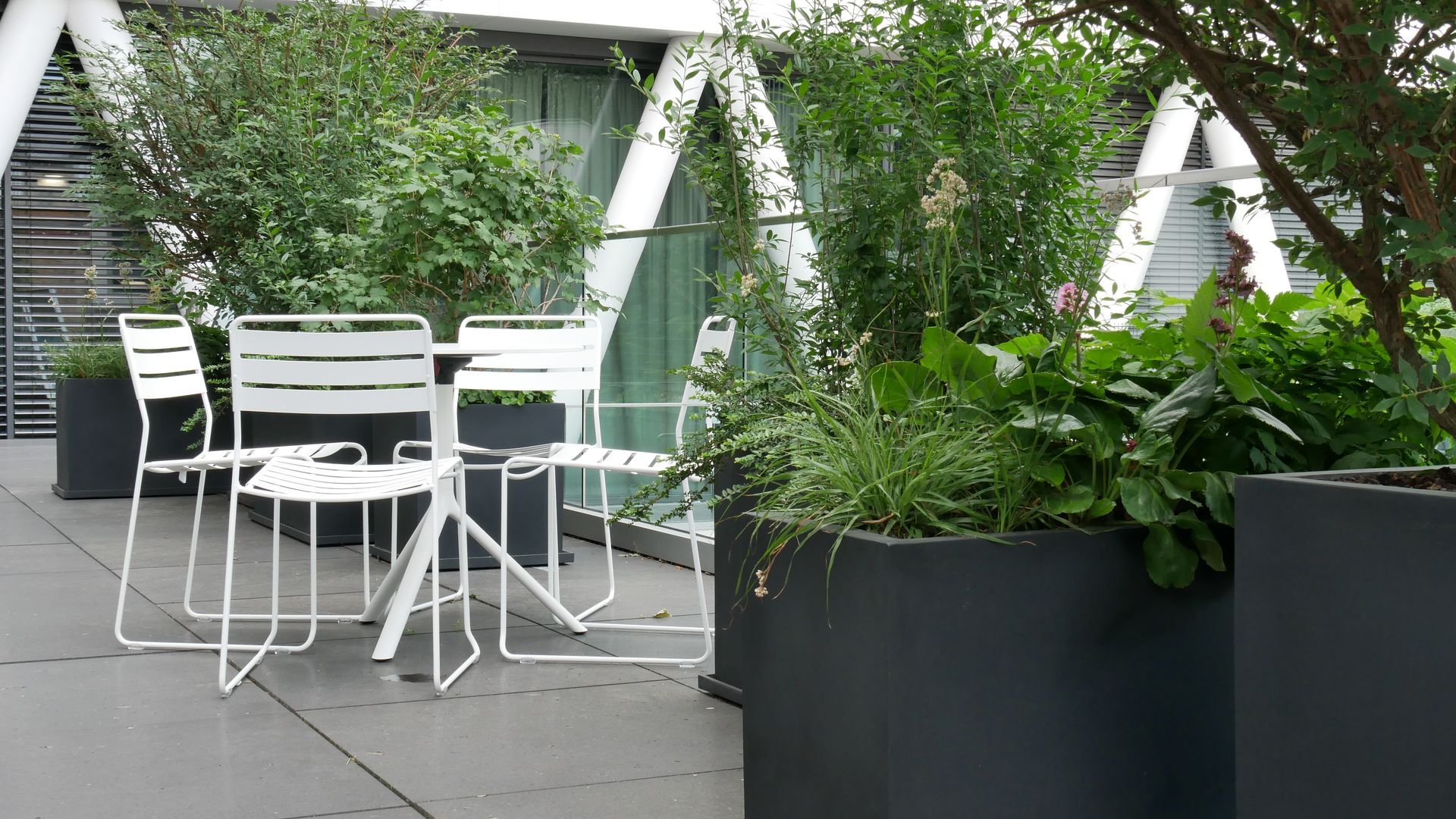 Terrasse mit weißen Gartenmöbeln